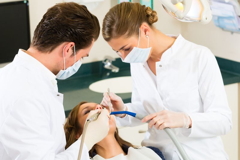 Få tænderne behandlet af en  dygtig tandlæge Brørup